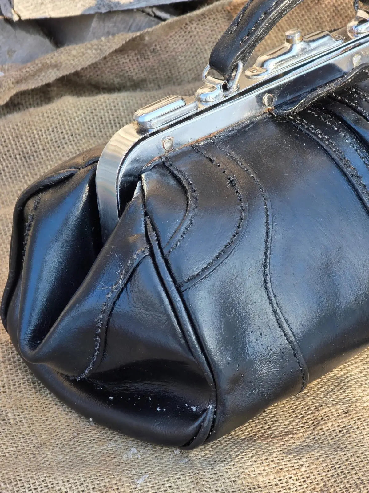 Mała Torba Lekarska Vintage Lata 1950/1960 – Skórzany Kuferek Medyczny | Po Renowacji Koloru | Stan Idealny - karenlike.com