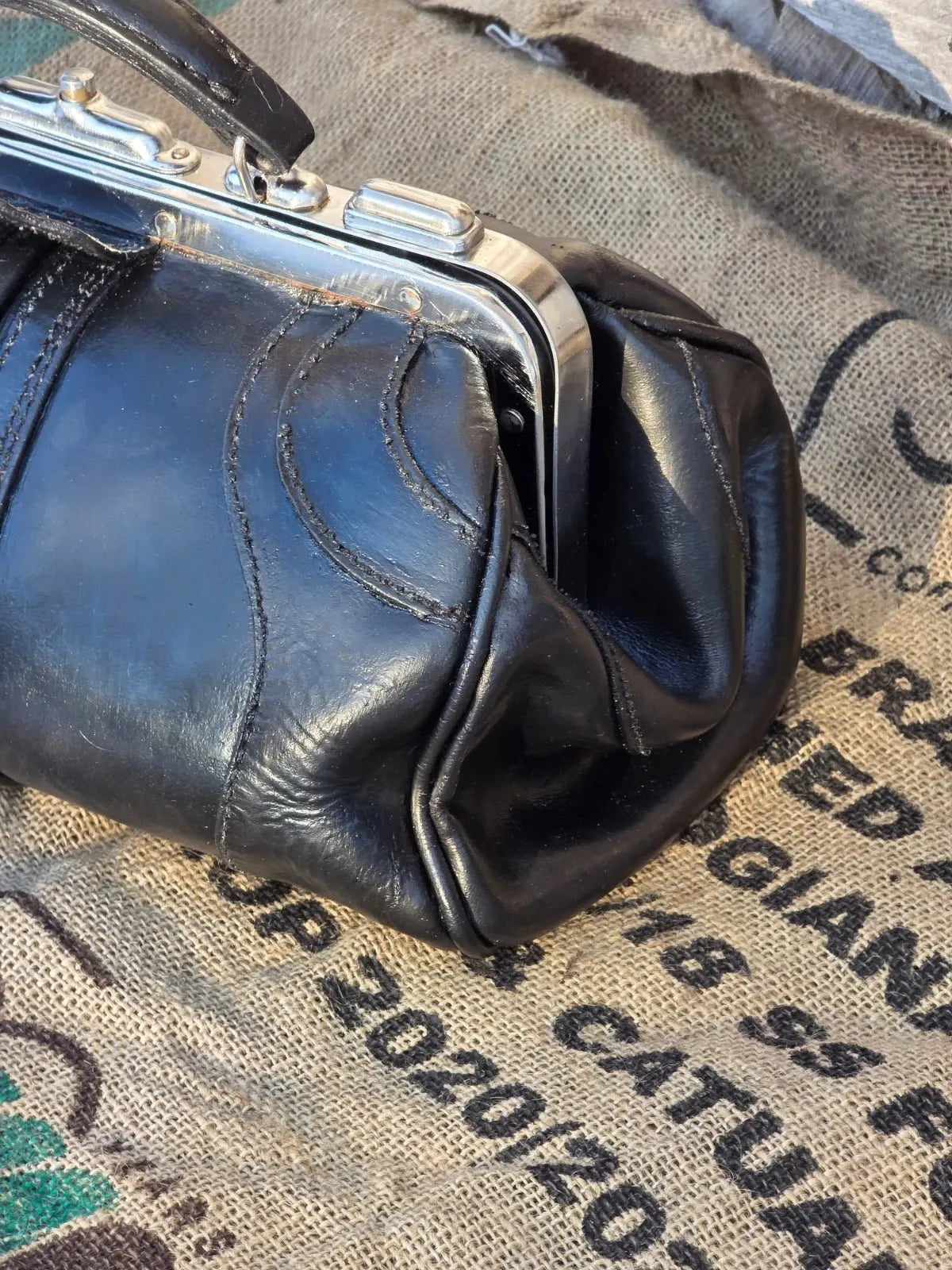 Mała Torba Lekarska Vintage Lata 1950/1960 – Skórzany Kuferek Medyczny | Po Renowacji Koloru | Stan Idealny - karenlike.com