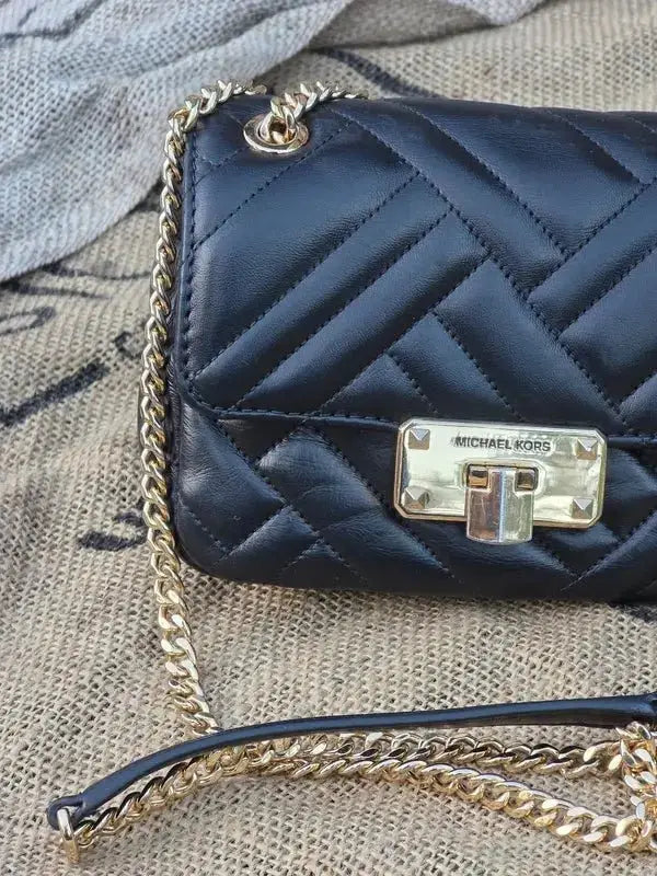 Mini torebka pikowana Michael Kors stan idealnym po renowacji - karenlike.com