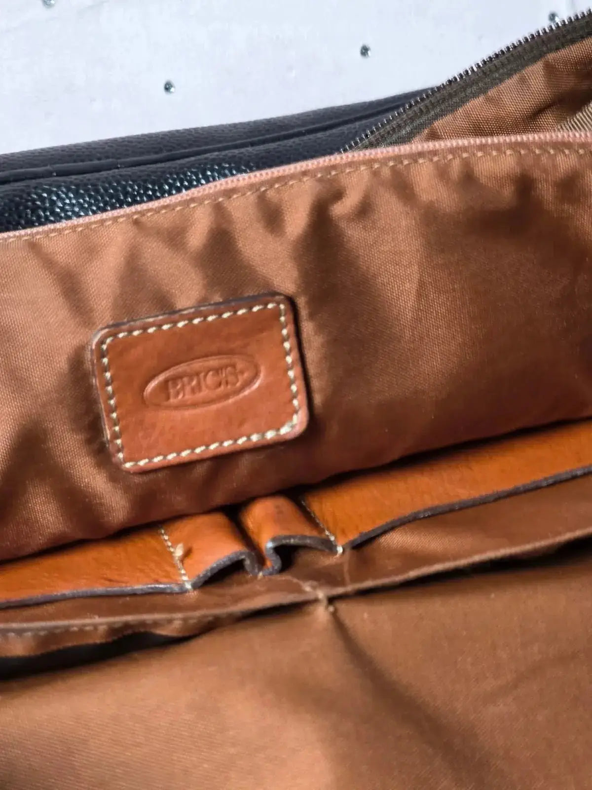 Teczka / Aktówka Brics na Laptopa – Skórzana 100% Oryginał | Stan Idealny Po Renowacji Koloru - karenlike.com