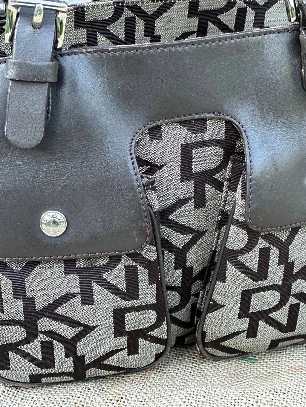 Torebka DKNY – kuferek do ręki | stan idealny | 100% skóra naturalna - karenlike.com