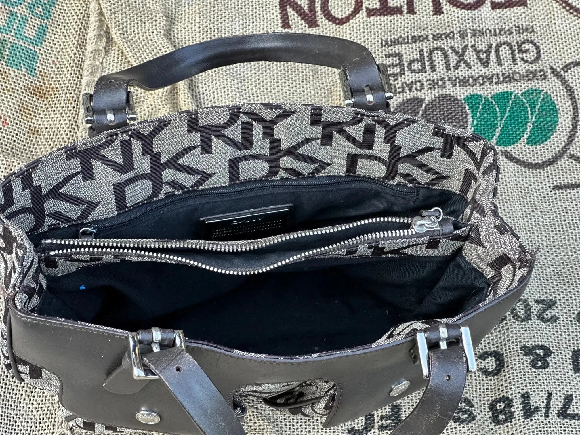 Torebka DKNY – kuferek do ręki | stan idealny | 100% skóra naturalna - karenlike.com