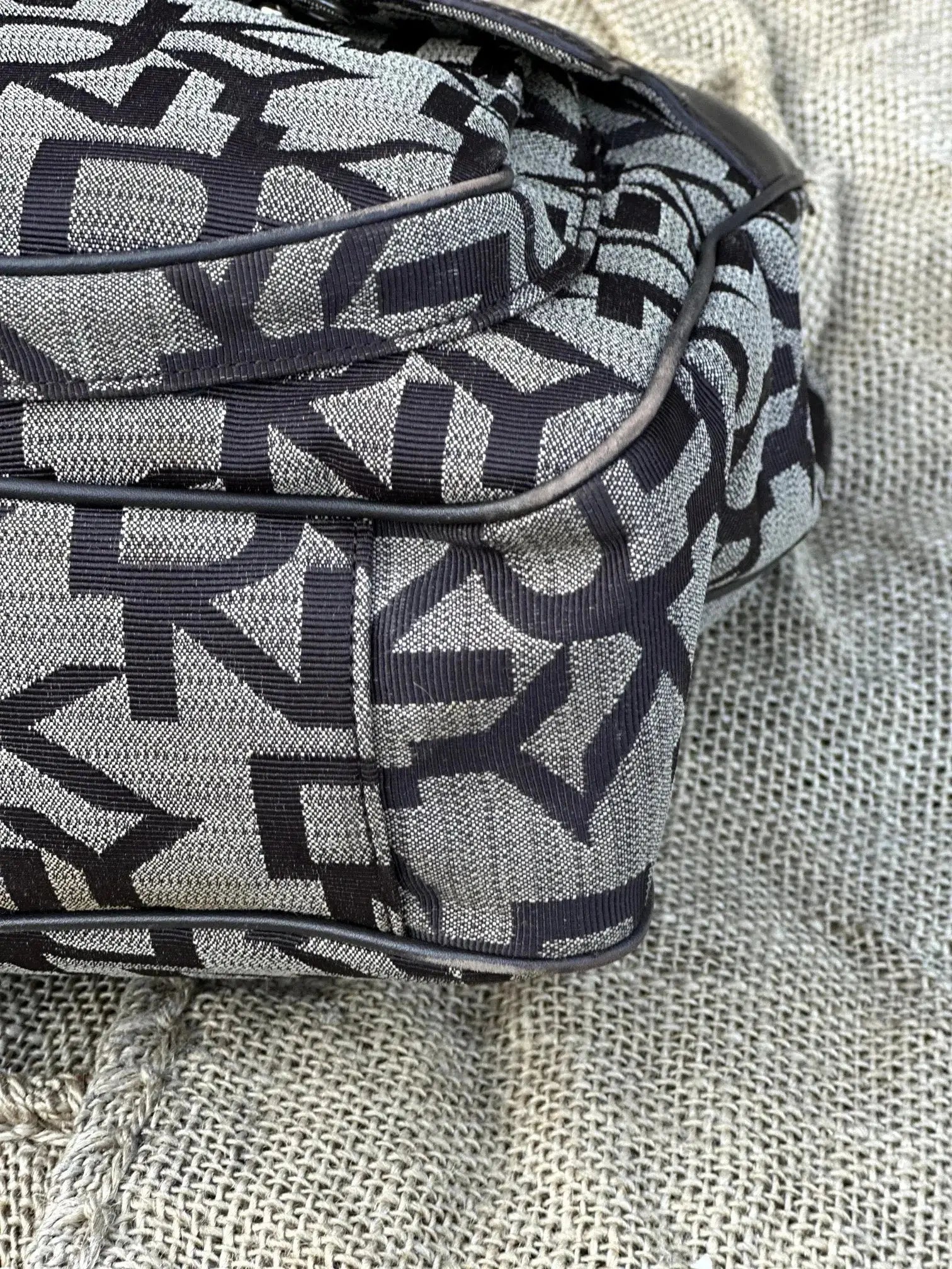 Torebka DKNY – kuferek do ręki | stan idealny | 100% skóra naturalna - karenlike.com