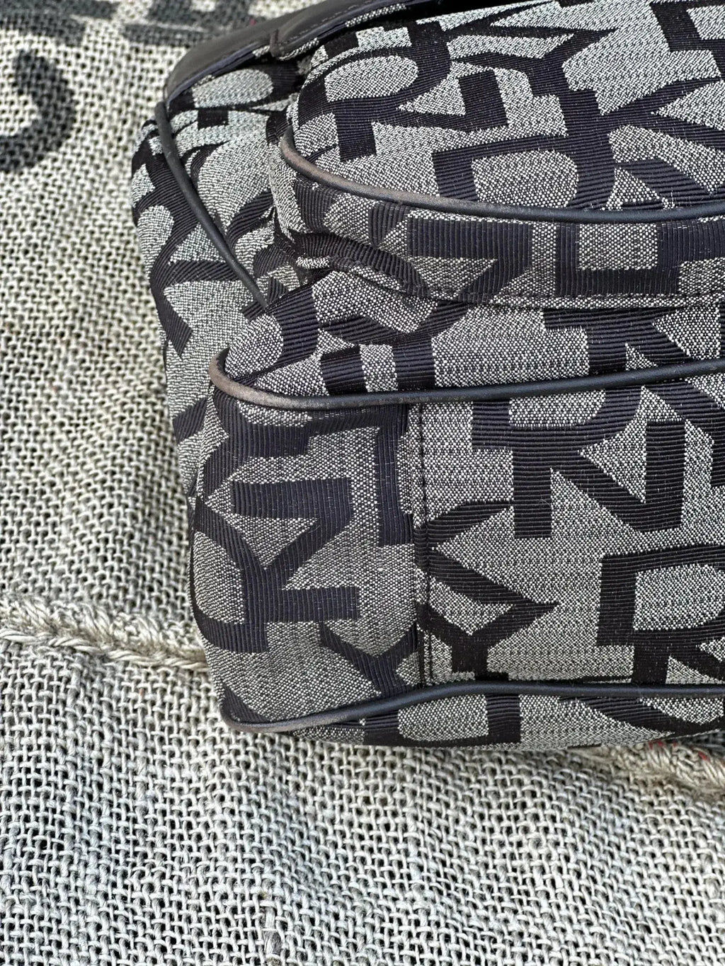 Torebka DKNY – kuferek do ręki | stan idealny | 100% skóra naturalna - karenlike.com