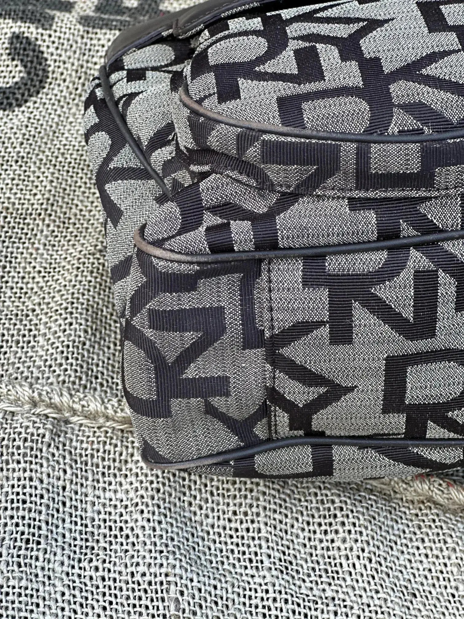 Torebka DKNY – kuferek do ręki | stan idealny | 100% skóra naturalna - karenlike.com