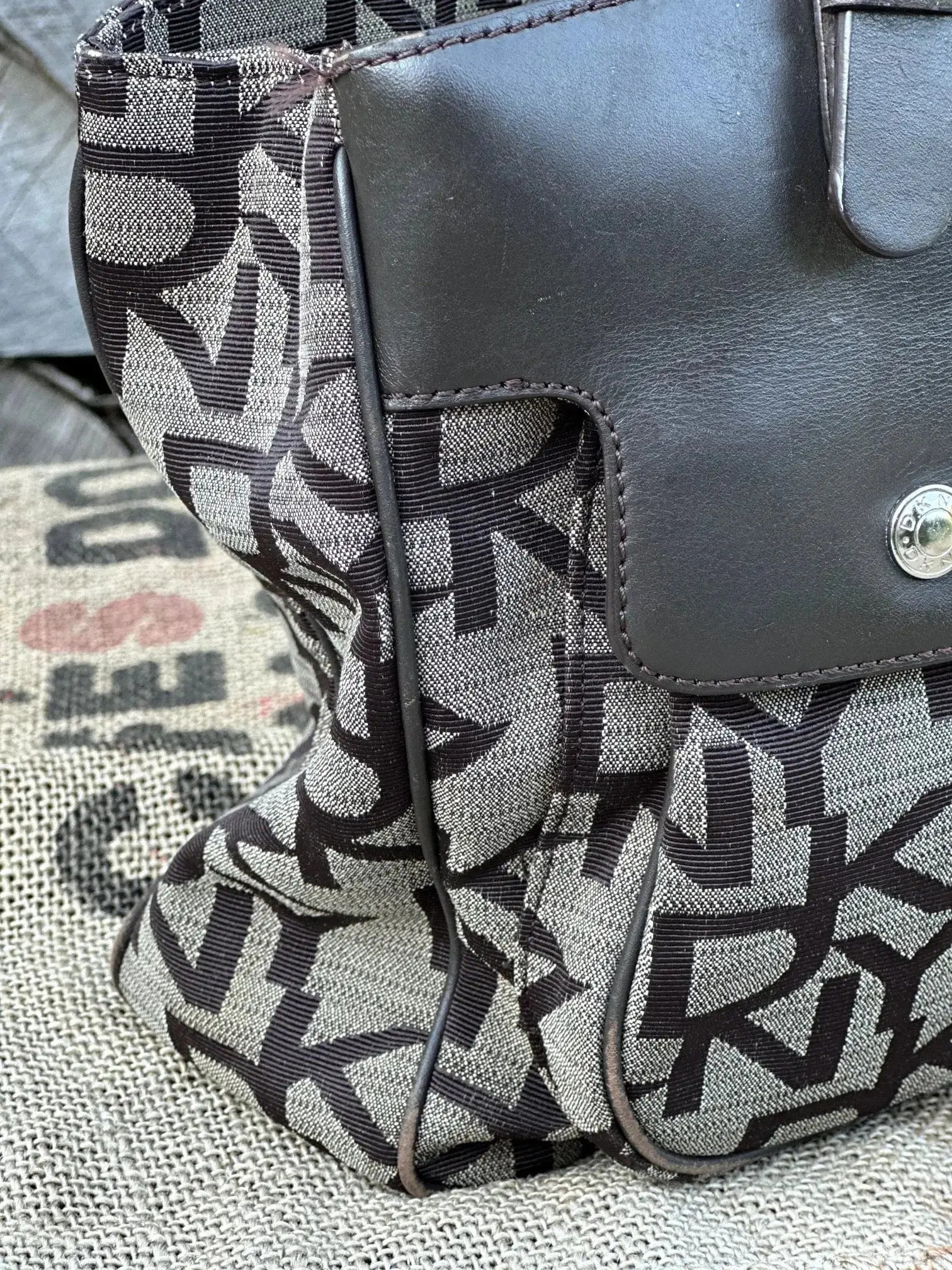 Torebka DKNY – kuferek do ręki | stan idealny | 100% skóra naturalna - karenlike.com