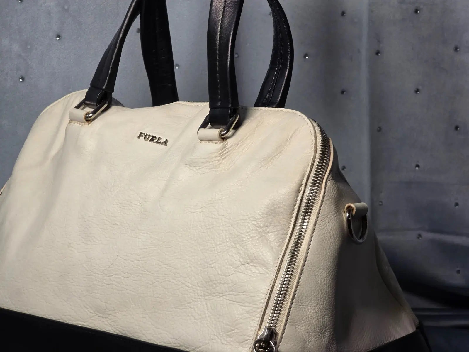 Torebka FURLA – Kuferek Skórzany | Stan Idealny po Profesjonalnej Renowacji Koloru - karenlike.com