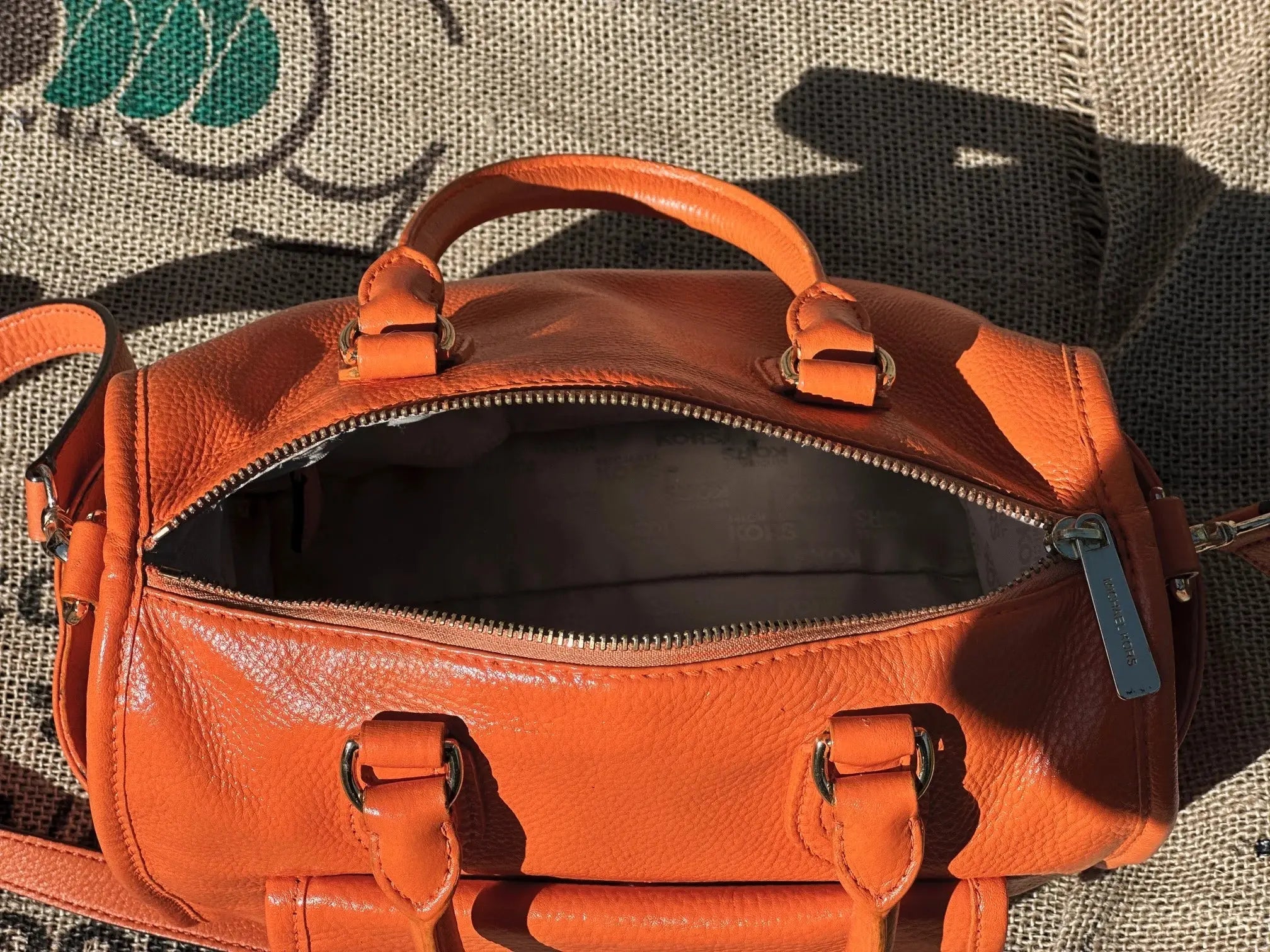 Torebka Kuferek Michael Kors w idealnym stanie. Po Renowacji Koloru - karenlike.com